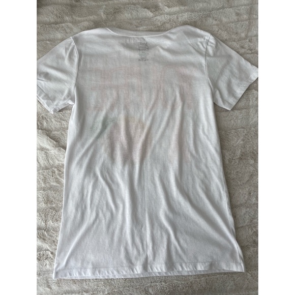 Graphic tee. Size Medium - Picture 2 of 3